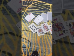 El póker, las gafas de sol infrarrojas, su arma secreta en la mesa.