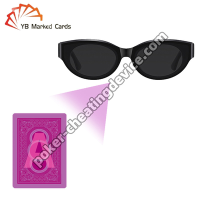 El póker, las gafas de sol infrarrojas, su arma secreta en la mesa.