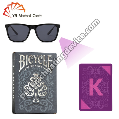 Ceniza de bicicleta marcada con cartas de juego con tinta infrarroja